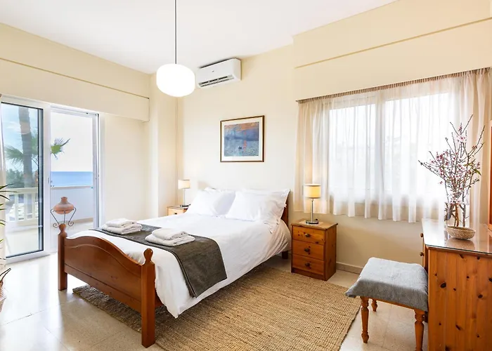 Chrysta Vila Agios Theodoros