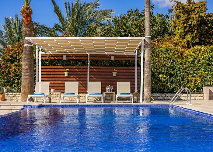 Chrysta Vila Agios Theodoros